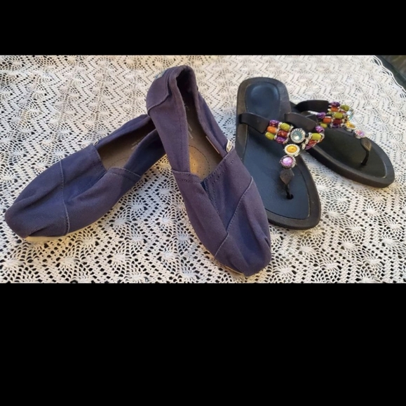 Toms Woman's Classic Navy Canvas Slip-on Shoes & Beaded Flip Flops Bundle - Picture 8 of 9